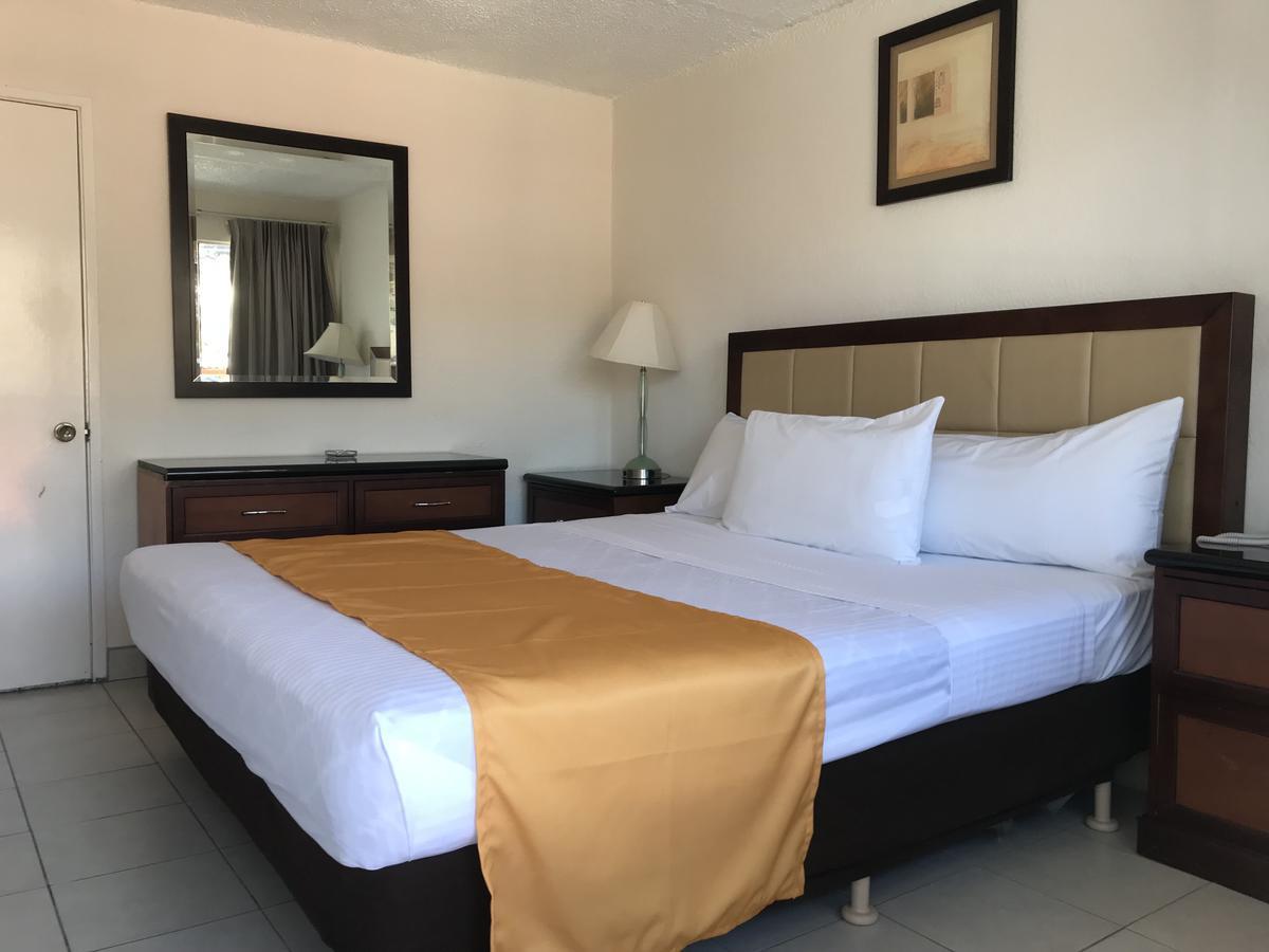 Hotel Guillen Jr Tijuana Bagian luar foto